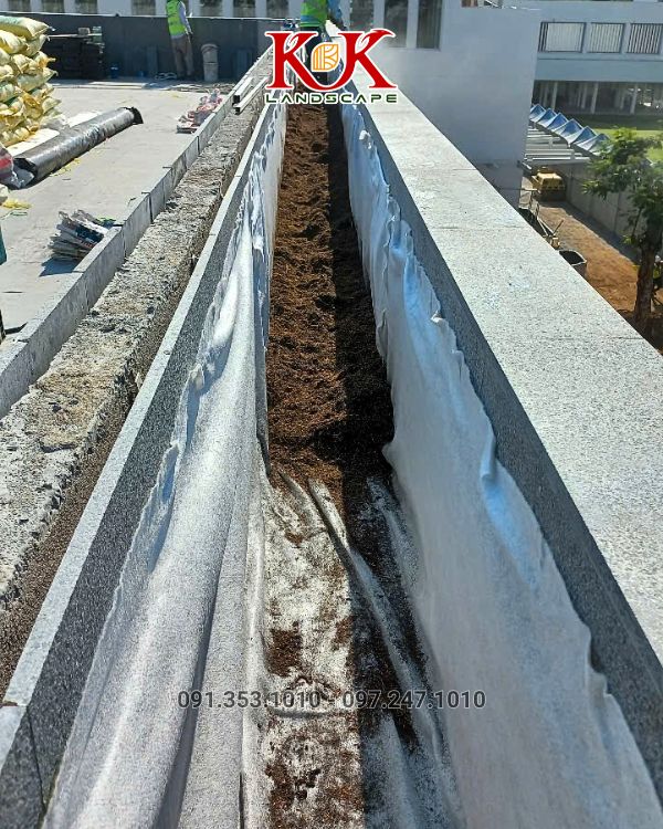 lót vỉ vải và cấp đất cho bồn cây